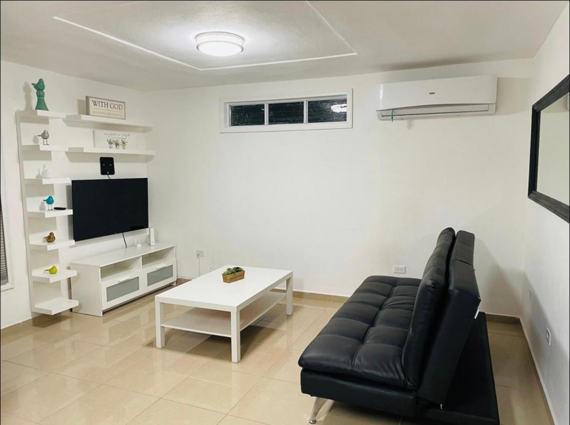 Hollywood Apartments 야부코아 외부 사진